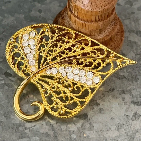 Vintage Gold Rhinestone Filagree Pin Brooch - Picture 11 of 14